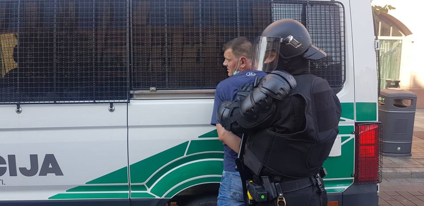Dalis mitinguotojų iš Katedros aikštės patraukė link Seimo