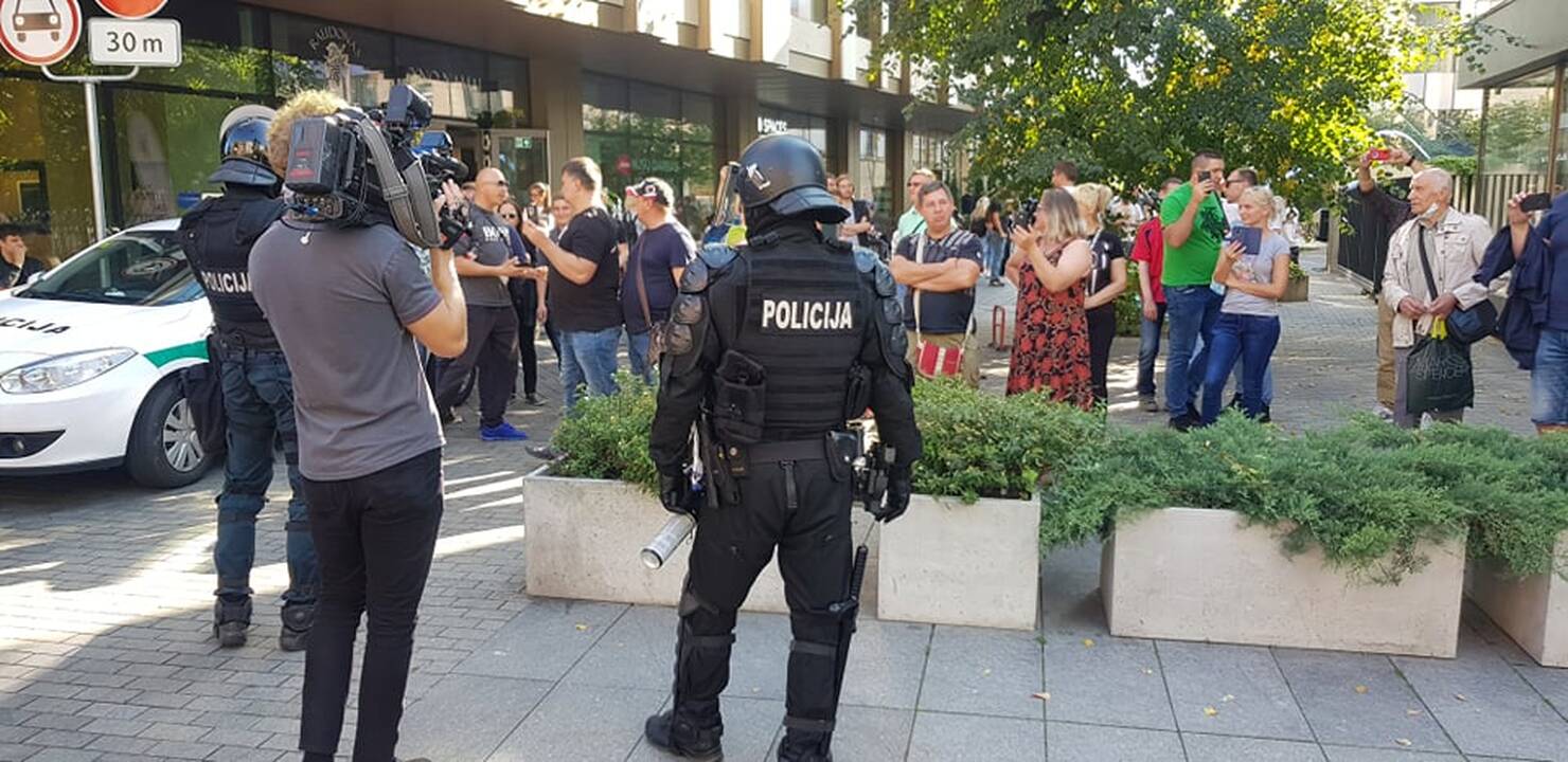 Dalis mitinguotojų iš Katedros aikštės patraukė link Seimo