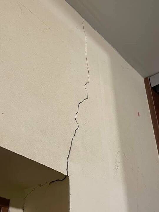 Sostinėje įtrūkus daugiabučio sienai, iš pastato evakuoti gyventojai