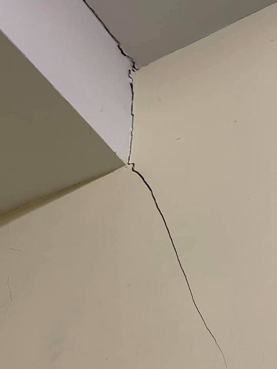 Sostinėje įtrūkus daugiabučio sienai, iš pastato evakuoti gyventojai