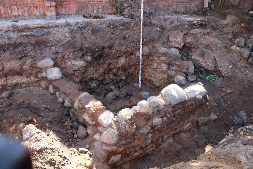Darbai: archeologinių tyrimų perkasos.