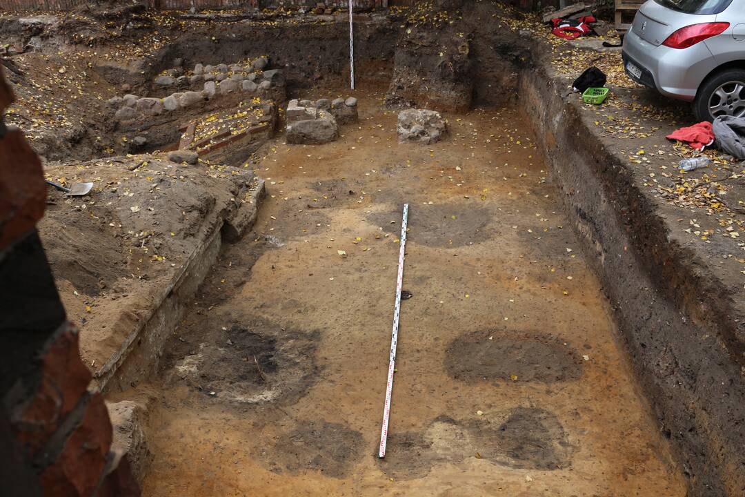 Darbai: archeologinių tyrimų perkasos.