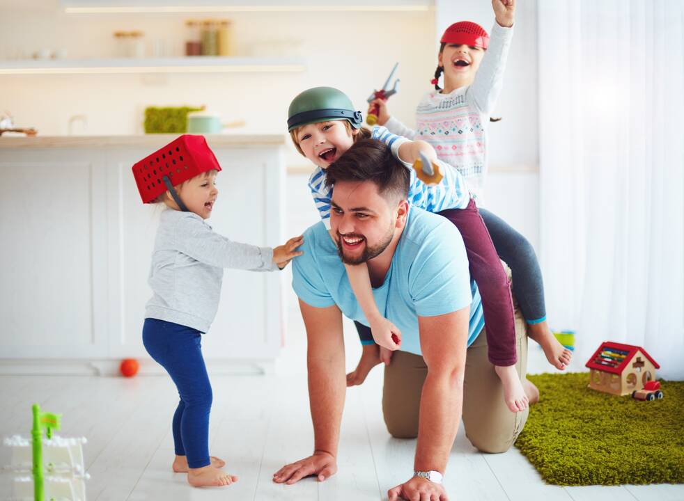 Testas: ar norėdamos būti supermamytėmis kartais nepamirštame, kad ir tėtis gali puikiausiai susidoroti su savo pareigomis?