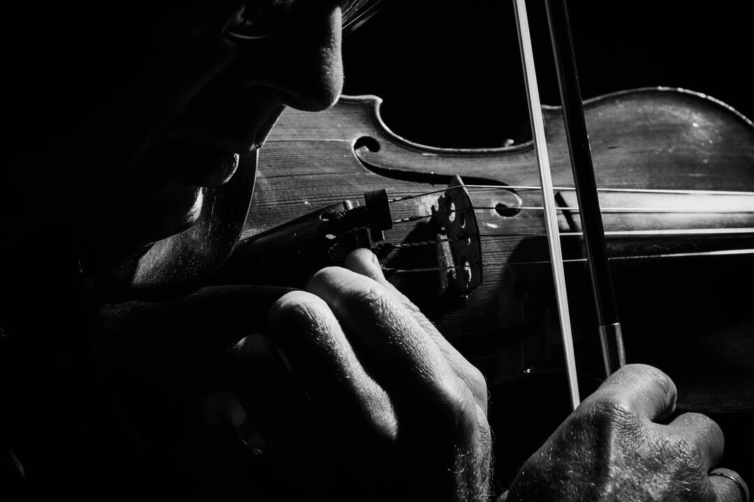 „Muzikiniai portretai“ – tai bandymas pagauti grojančių žmonių emocijas ir atskleisti, koks svarbus orkestrantų indėlis kuriant spektaklį.