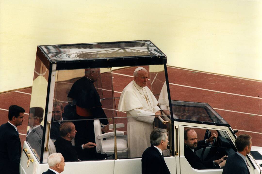 1996 — popiežius Jonas Paulius II pažymėjo 50-ąsias įšventinimo metines.