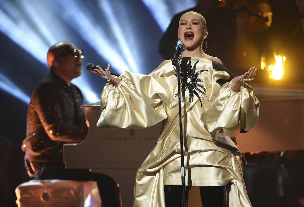 2011 — JAV popmuzikos žvaigždė Christina Aguilera (Kristina Agilera) pripažino suklydusi giedodama JAV nacionalinį himną prieš amerikietiškojo futbolo čempionato finalo rungtynes.