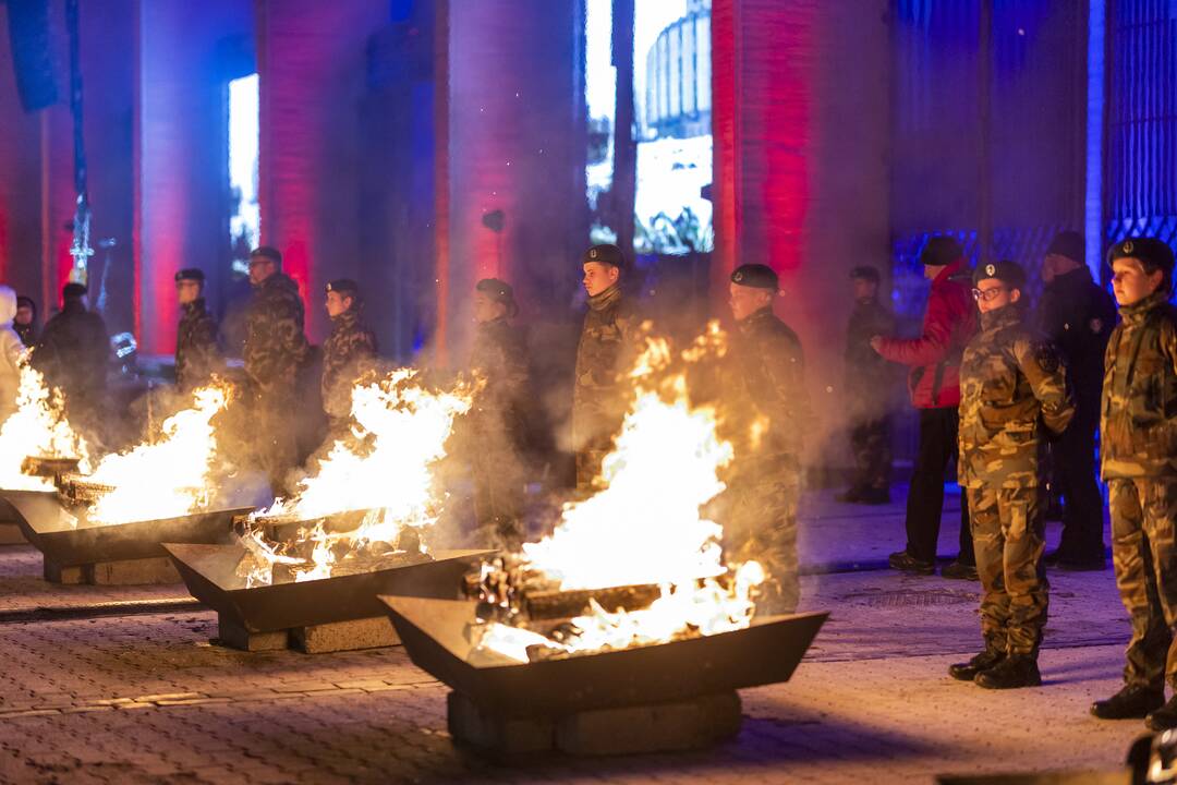 Atminimo laužų uždegimas Nepriklausomybės aikštėje