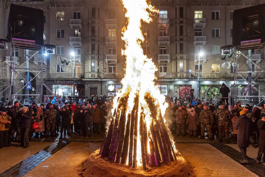 Atminimo laužų uždegimas Nepriklausomybės aikštėje