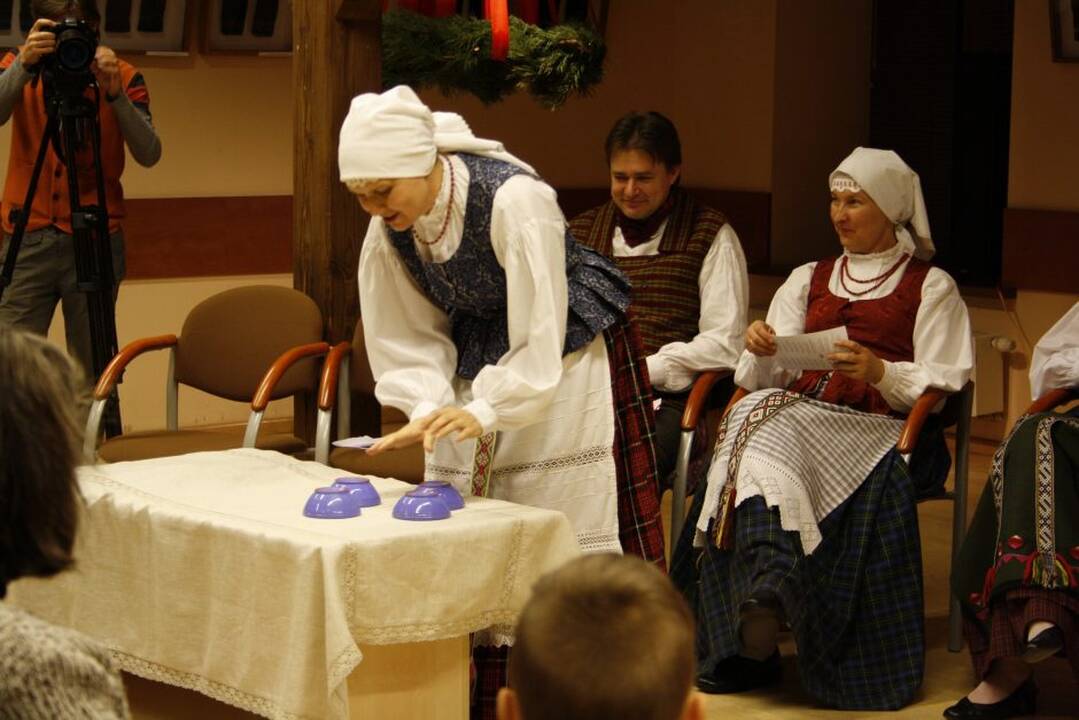„Per šimtmečius papročiai ir ritualai kito, tačiau Kūčių vakarienės tradiciją sugebėjome išlaikyti“, – sako etnologė L.Stoliarovienė.