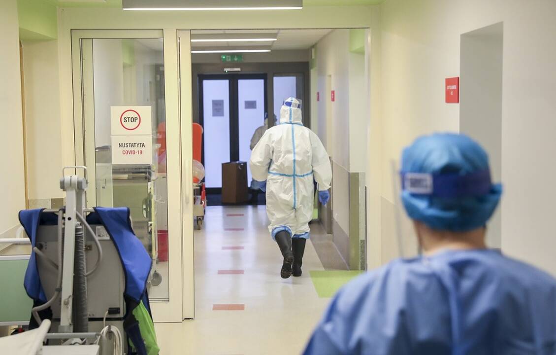 Netektys: ekspertai atkreipia dėmesį į dar vieną iškalbingą skaičių: per visą pandemijos laikotarpį mirusiųjų nuo COVID-19 ligos Lietuvoje dalis siekia 47,7 proc. perteklinių mirčių.