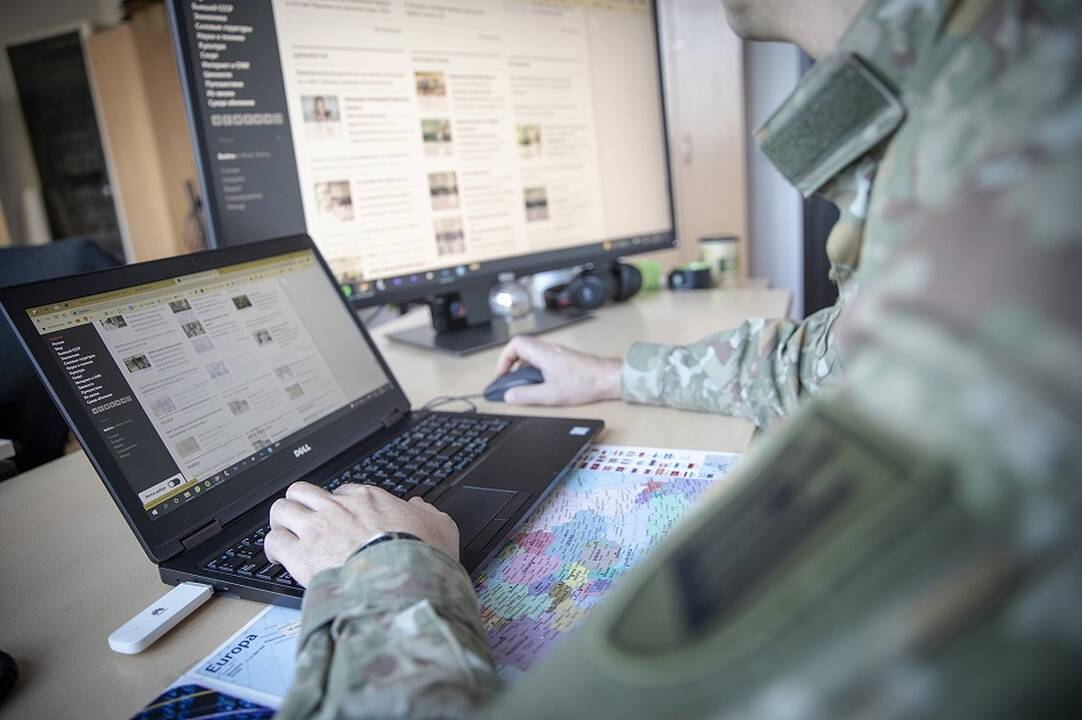  Lietuvos kariuomenės Strateginės komunikacijos departamento analitikai akylai stebi informacinę erdvę, identifikuoja ir analizuoja joje pasitaikančius Lietuvai priešiškos veiklos atvejus.
