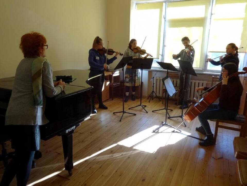 Kolegos: po turiningų pamokų mokytojai ir mokiniai bičiulystę išliejo muzikuodami.