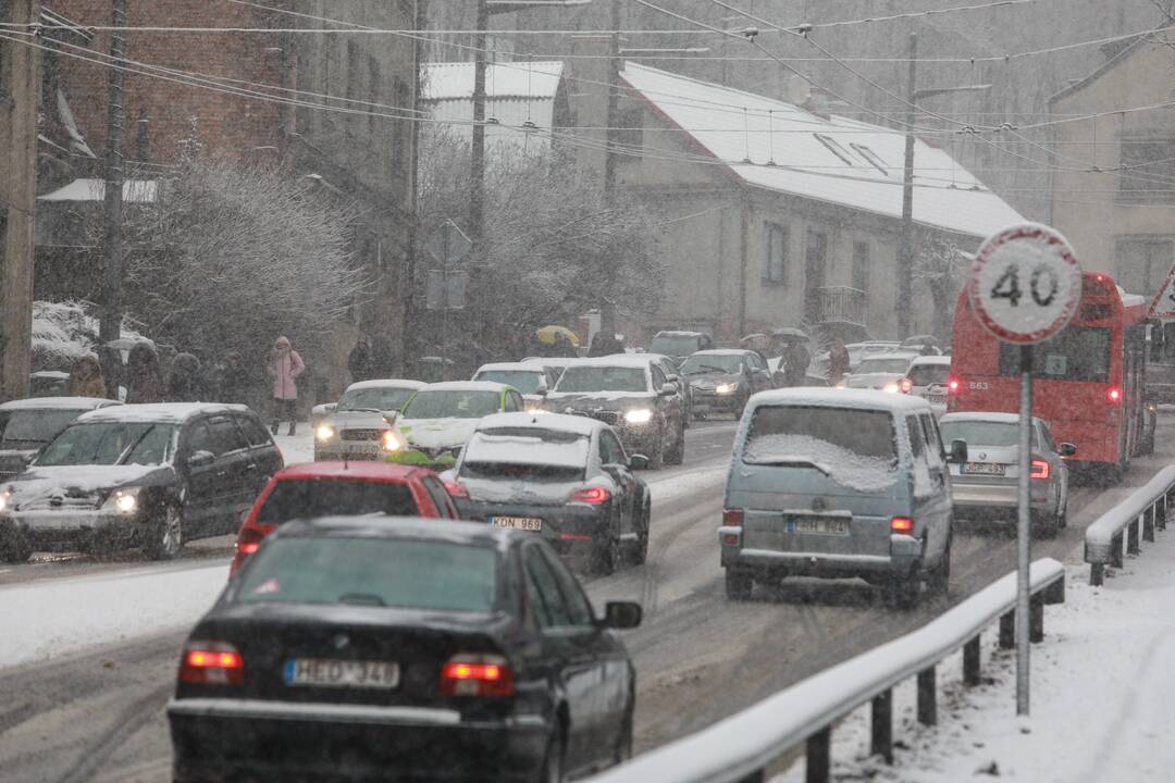 Skubėkite lėtai: keliuose išlieka slidu, naktį eismo sąlygas sunkins snygis, pustymas