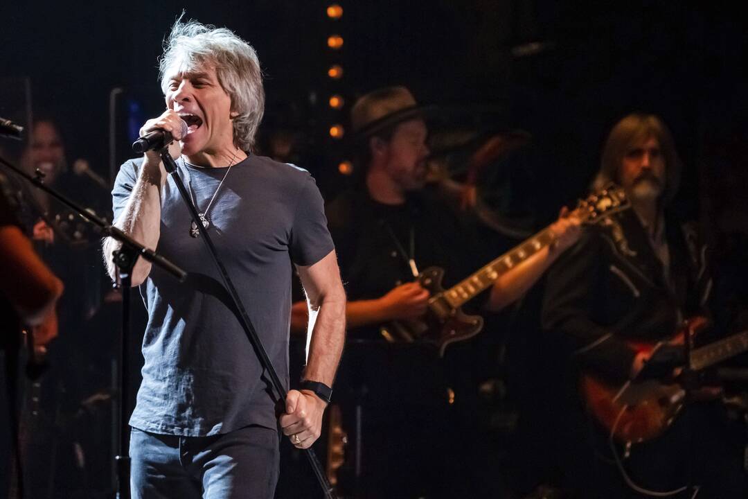 1987 — Bon Jovi (Bon Džovi) tapo pagrindiniu dalyviu „Mosters of Rock“ festivalyje, kuris vyko Anglijoje, Doningtono pilyje.