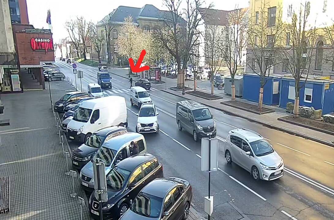 Užfiksavo: judrioje Naujojoje Uosto gatvėje BMW vairuotojas ne tik vos nesutraiškė pėsčiojo, bet jam dar ir įžūliai signalizavo, kad šis nešdintųsi iš kelio.