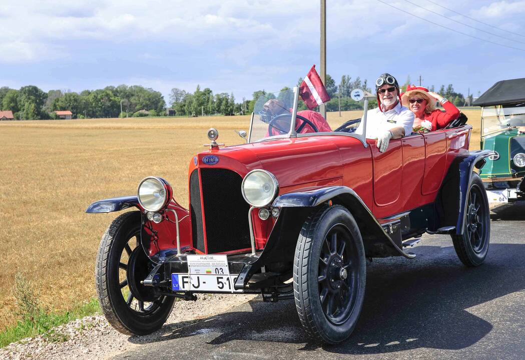 Solidu: ponas Saulius ir "Studebaker Erskine Model 50 Touring", 1927 m. Automobilio savininkas – Dalius Linkevičius.