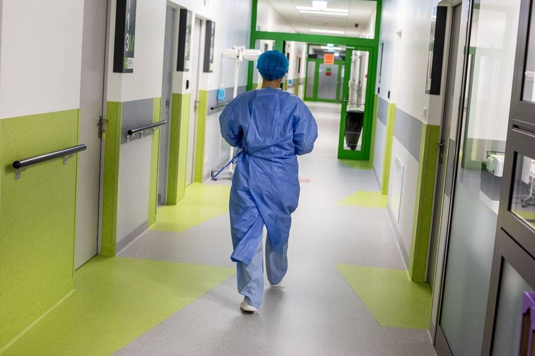Tvarka: ne visos ligoninės jau įsileidžia imunitetą COVID-19 įgijusius lankytojus, o ir įsileidžiančiose tam reikia gauti įstaigos vadovo arba jo įgalioto asmens leidimą.