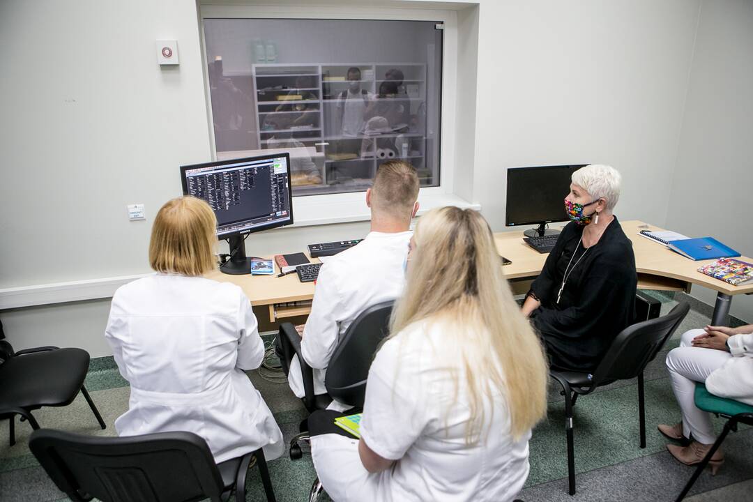 Kartu: pradedant tyrimus naujuoju magnetinio rezonanso tomografu, KMP gydytojus konsultavo „Hitachi“ atsiųsti specialistai.