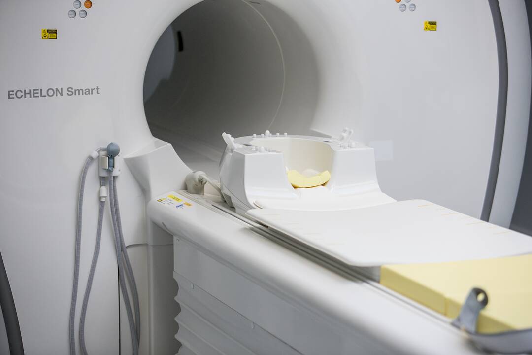 Kartu: pradedant tyrimus naujuoju magnetinio rezonanso tomografu, KMP gydytojus konsultavo „Hitachi“ atsiųsti specialistai.