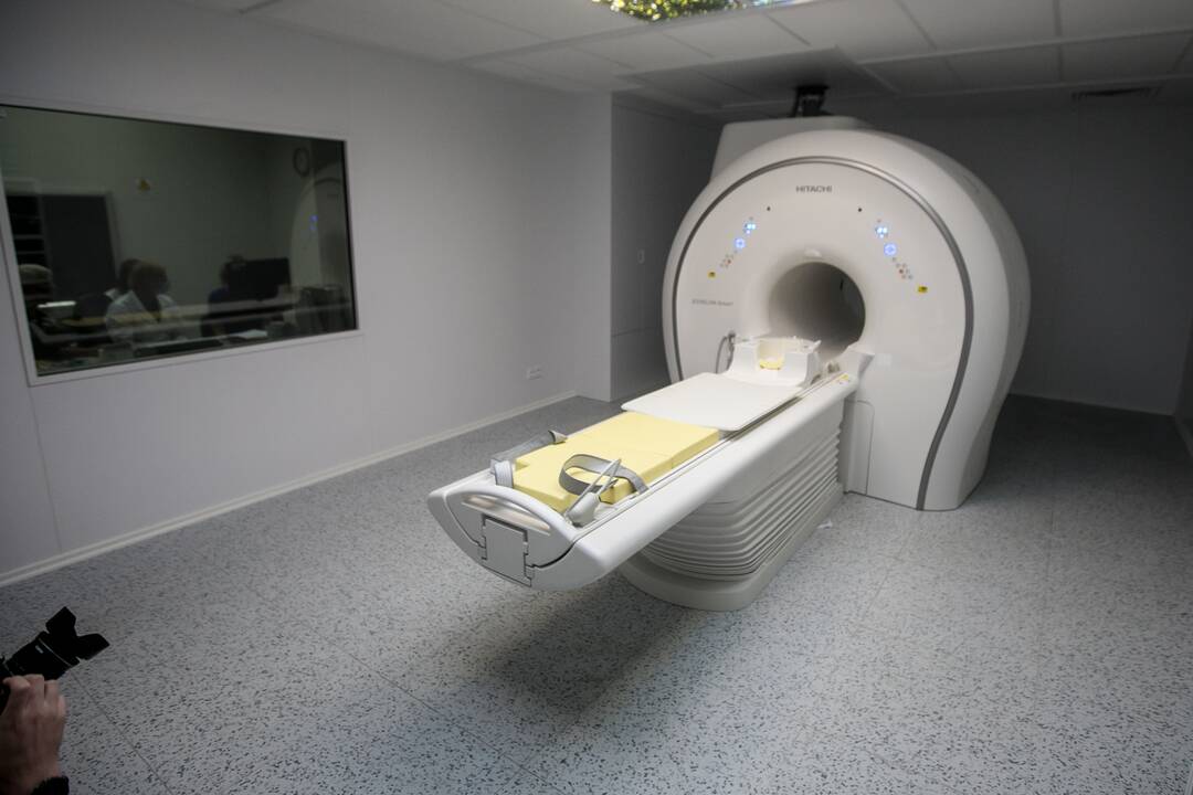 Kartu: pradedant tyrimus naujuoju magnetinio rezonanso tomografu, KMP gydytojus konsultavo „Hitachi“ atsiųsti specialistai.