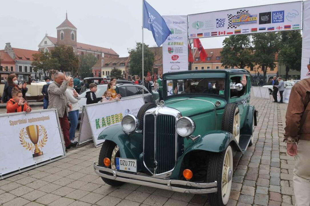 Dalyviai: „Kauno rudens“ trasose lenktyniavo skirtingų kartų ekipažai ir automobiliai.