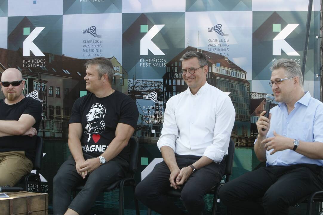 Pažadai: „Skrajojančio olando“ režisierius G.Šeduikis (iš kairės), pagrindinio vaidmens atlikėjas Almas Švilpa ir režisierius D.Abaris tikino, kad spektaklyje bus ir naujovių.