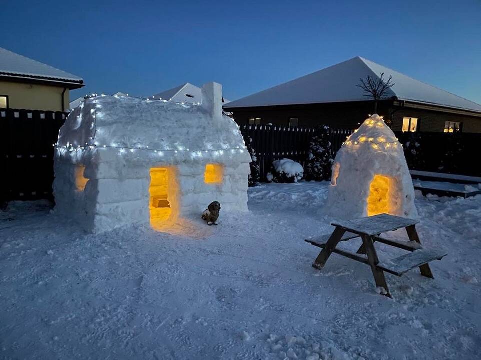 Statinys: eskimų iglu vadinami sniego nameliai tapo ne tik kiemo puošmena, bet ir vaikų žaidimo aikštele.