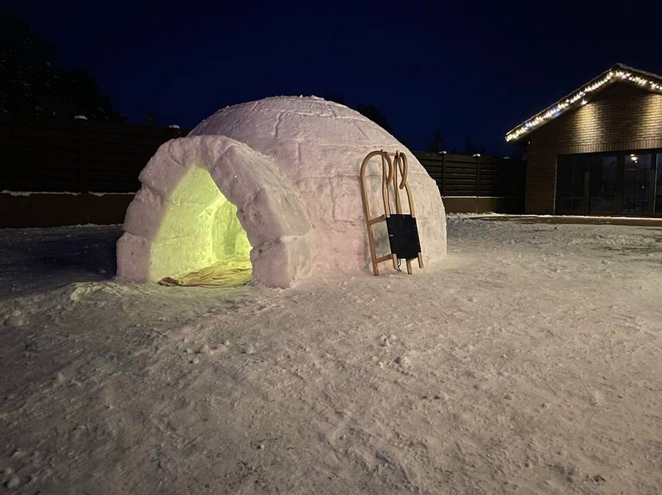 Statinys: eskimų iglu vadinami sniego nameliai tapo ne tik kiemo puošmena, bet ir vaikų žaidimo aikštele.