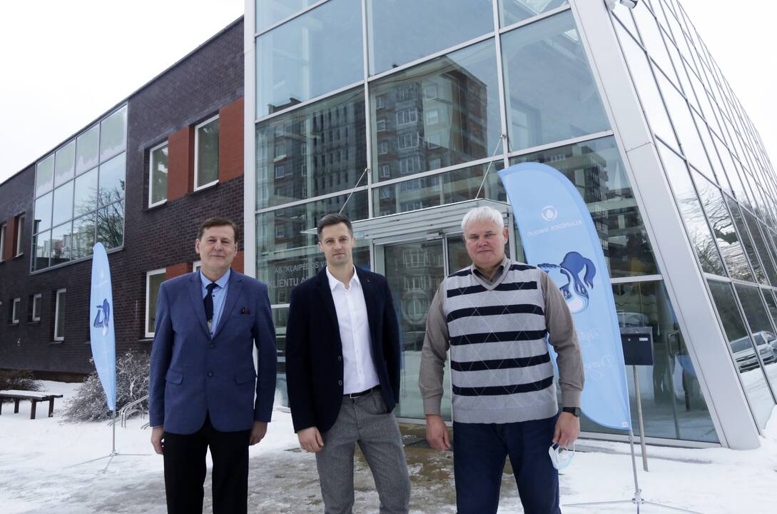 Įvyko: pasveikinti direktoriaus B.Joniko (centre)  atvyko mero pavaduotojas A.Barbšys (kairėje) ir meras V.Grubliauskas.