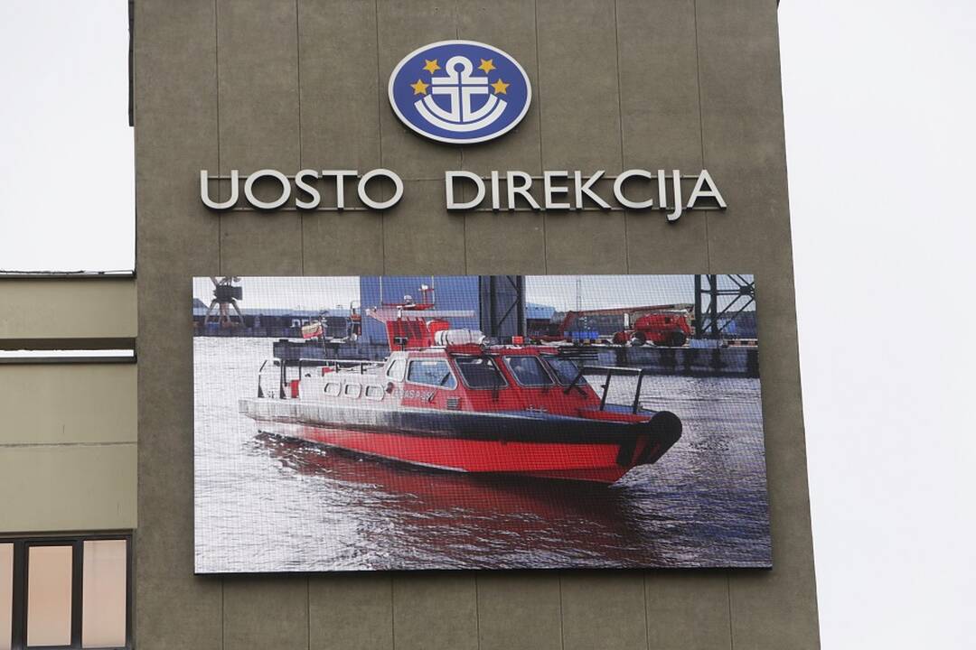 Prieš naujuosius metus taupymo sumetimais nusprendusi atleisti kelias dešimtis uosto direkcijos darbuotojų, uosto administracijos vadovybė neatsisakė brangių projektų ir pirkinių, vienas jų – neseniai ant direkcijos pastato sienos atsiradęs įspūdingo dydž