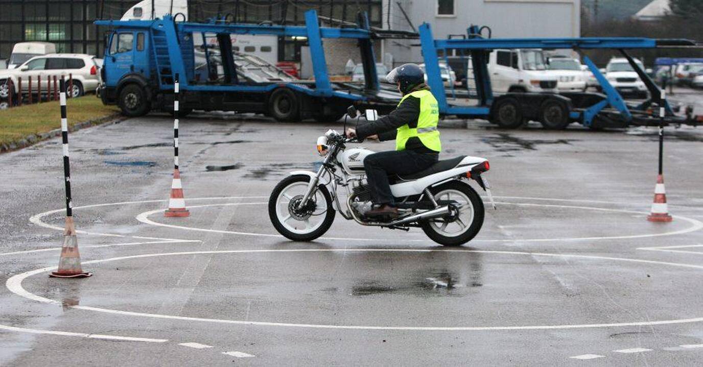 Procesas: neretai praktikos egzaminas išlaikomas ir po penkių važiavimo kartų vairavimo mokykloje.