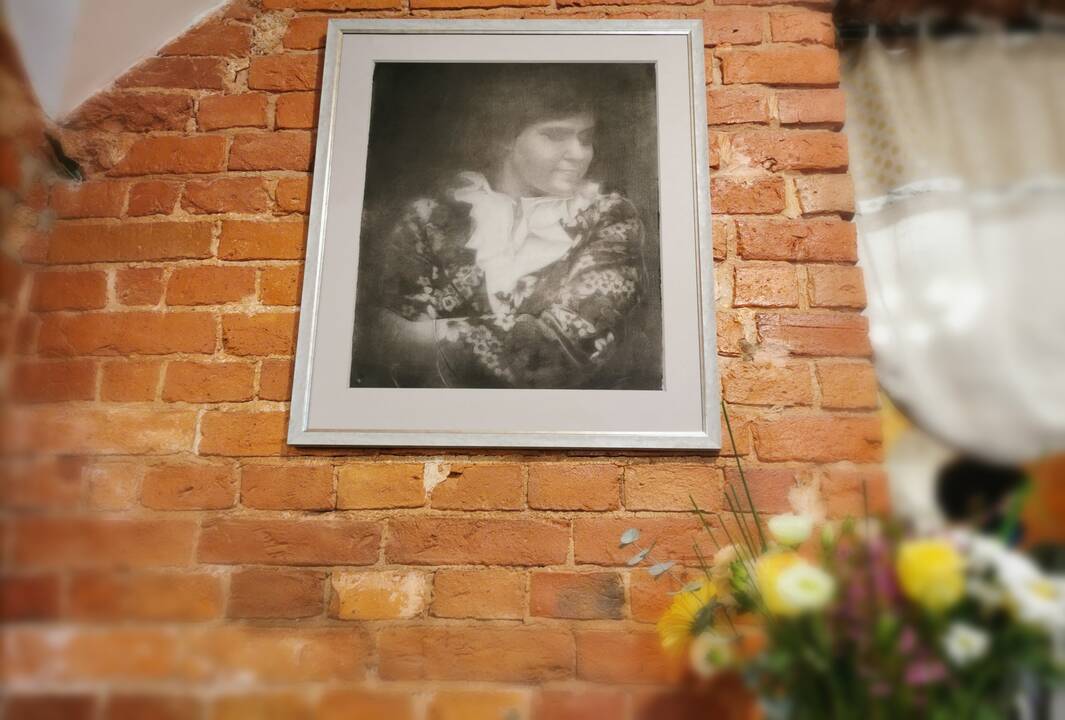 Asta pripažįsta – jei ne mama D.Kavaliauskienė, prikalbinti užsieniečius gimines atidaryti čia savo darbų parodą būtų buvę sunkiau.