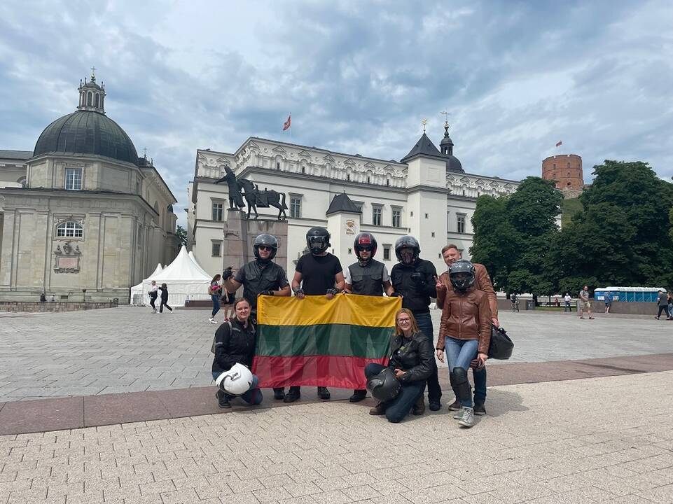Komanda: kartu su bendraminčiais "Road Brothers" Mantas ant motociklo sėda kiekvieną savaitę.