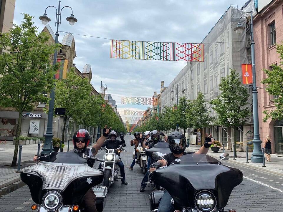 Komanda: kartu su bendraminčiais "Road Brothers" Mantas ant motociklo sėda kiekvieną savaitę.