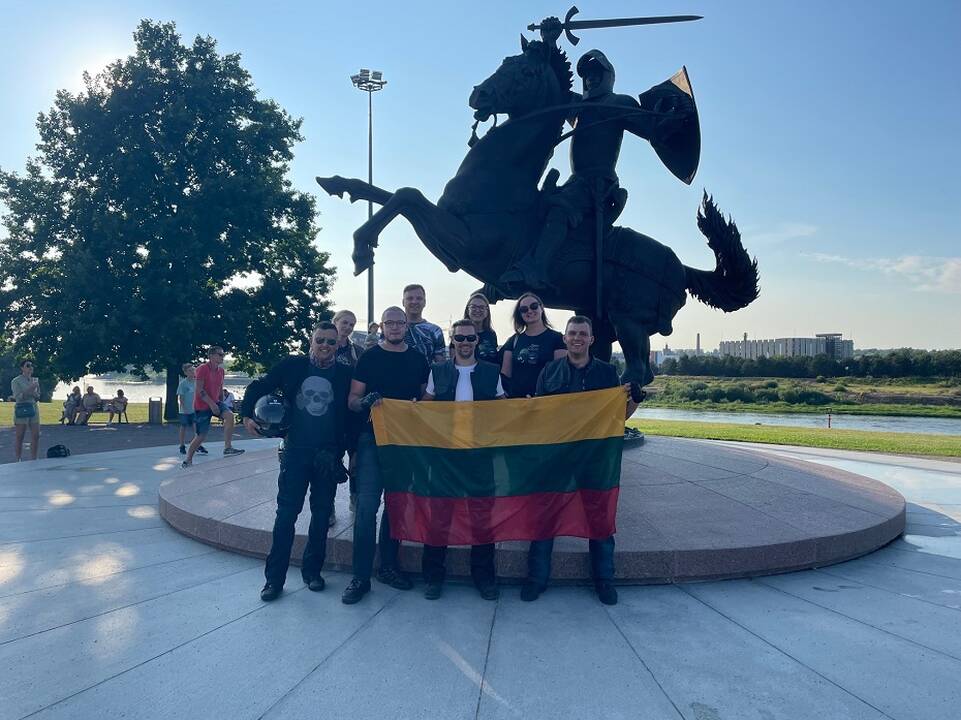 Komanda: kartu su bendraminčiais "Road Brothers" Mantas ant motociklo sėda kiekvieną savaitę.