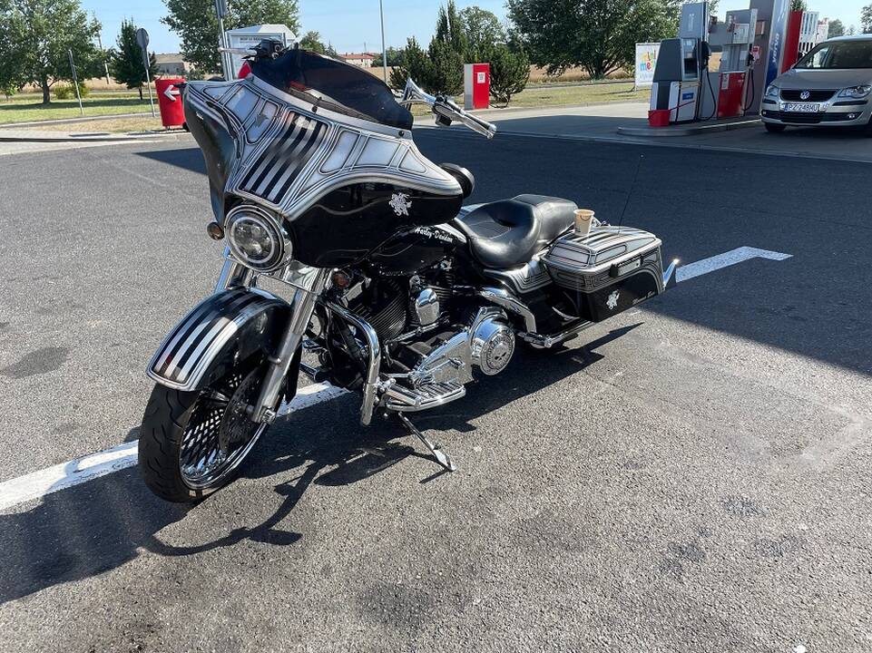 Komanda: kartu su bendraminčiais "Road Brothers" Mantas ant motociklo sėda kiekvieną savaitę.