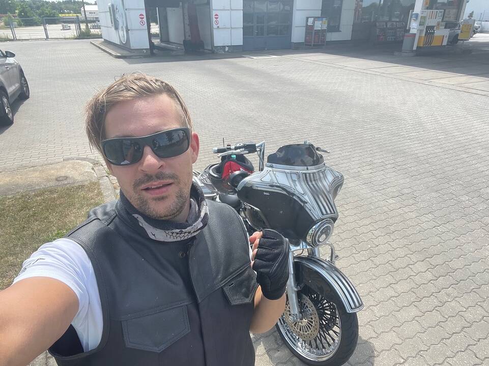 Komanda: kartu su bendraminčiais "Road Brothers" Mantas ant motociklo sėda kiekvieną savaitę.