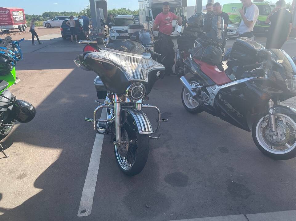 Komanda: kartu su bendraminčiais "Road Brothers" Mantas ant motociklo sėda kiekvieną savaitę.