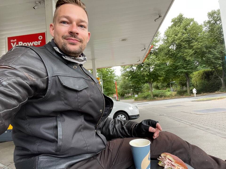 Komanda: kartu su bendraminčiais "Road Brothers" Mantas ant motociklo sėda kiekvieną savaitę.
