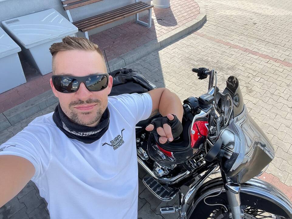 Komanda: kartu su bendraminčiais "Road Brothers" Mantas ant motociklo sėda kiekvieną savaitę.