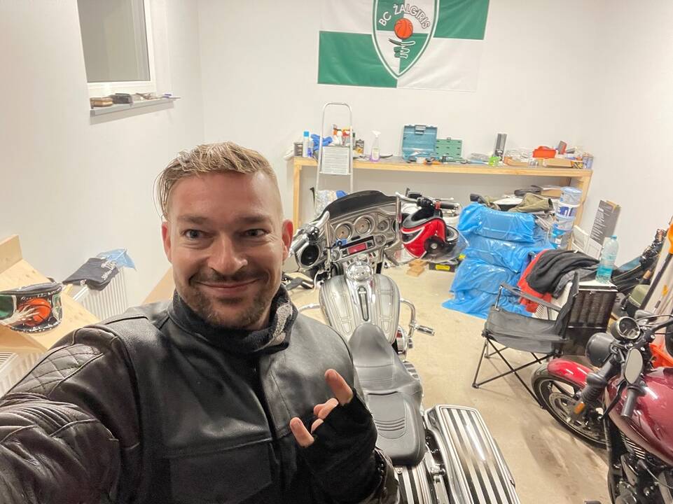 Komanda: kartu su bendraminčiais "Road Brothers" Mantas ant motociklo sėda kiekvieną savaitę.