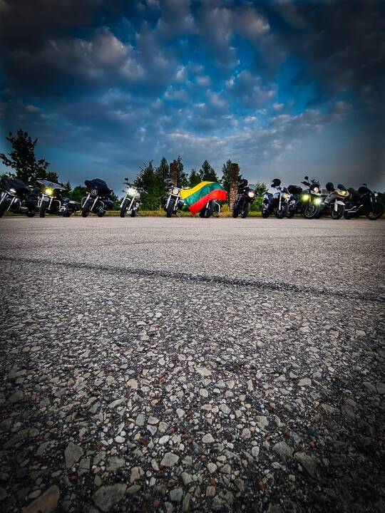 Komanda: kartu su bendraminčiais "Road Brothers" Mantas ant motociklo sėda kiekvieną savaitę.