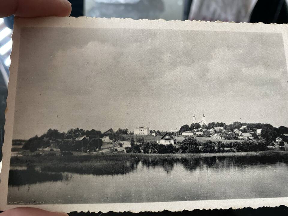 Vaizdas: įsigijęs seną atviruką su Zarasų kraštu, R.Keršys stengiasi identifikuoti jame užfiksuotas vietas, jas nufotografuoja.