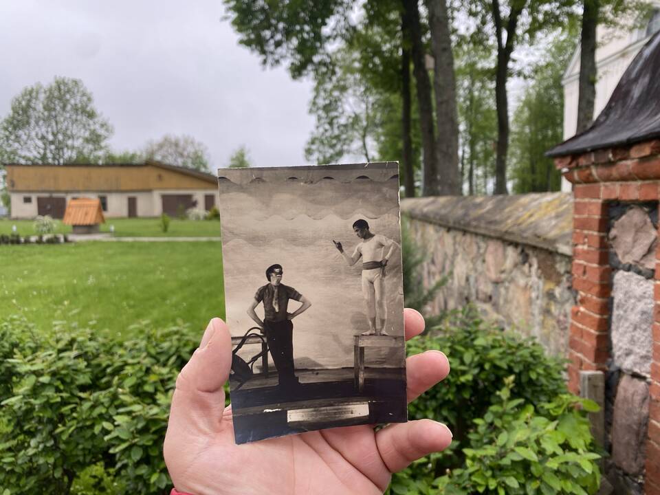 Vaizdas: įsigijęs seną atviruką su Zarasų kraštu, R.Keršys stengiasi identifikuoti jame užfiksuotas vietas, jas nufotografuoja.