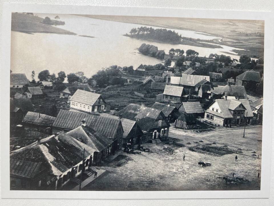 Vaizdas: įsigijęs seną atviruką su Zarasų kraštu, R.Keršys stengiasi identifikuoti jame užfiksuotas vietas, jas nufotografuoja.