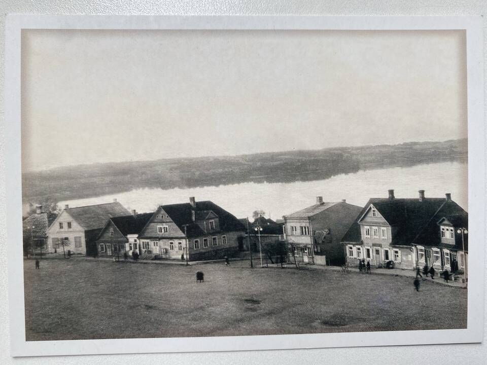 Vaizdas: įsigijęs seną atviruką su Zarasų kraštu, R.Keršys stengiasi identifikuoti jame užfiksuotas vietas, jas nufotografuoja.