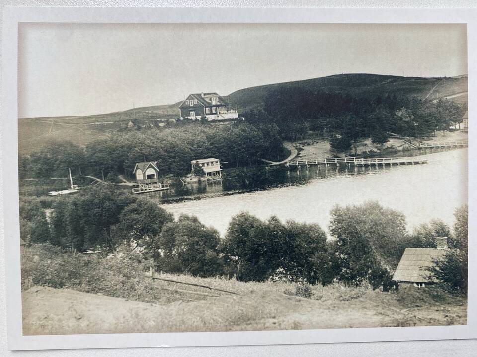Vaizdas: įsigijęs seną atviruką su Zarasų kraštu, R.Keršys stengiasi identifikuoti jame užfiksuotas vietas, jas nufotografuoja.