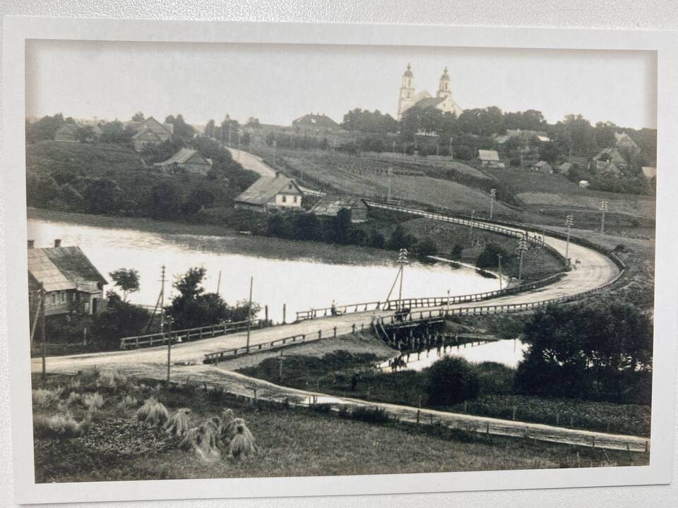 Vaizdas: įsigijęs seną atviruką su Zarasų kraštu, R.Keršys stengiasi identifikuoti jame užfiksuotas vietas, jas nufotografuoja.