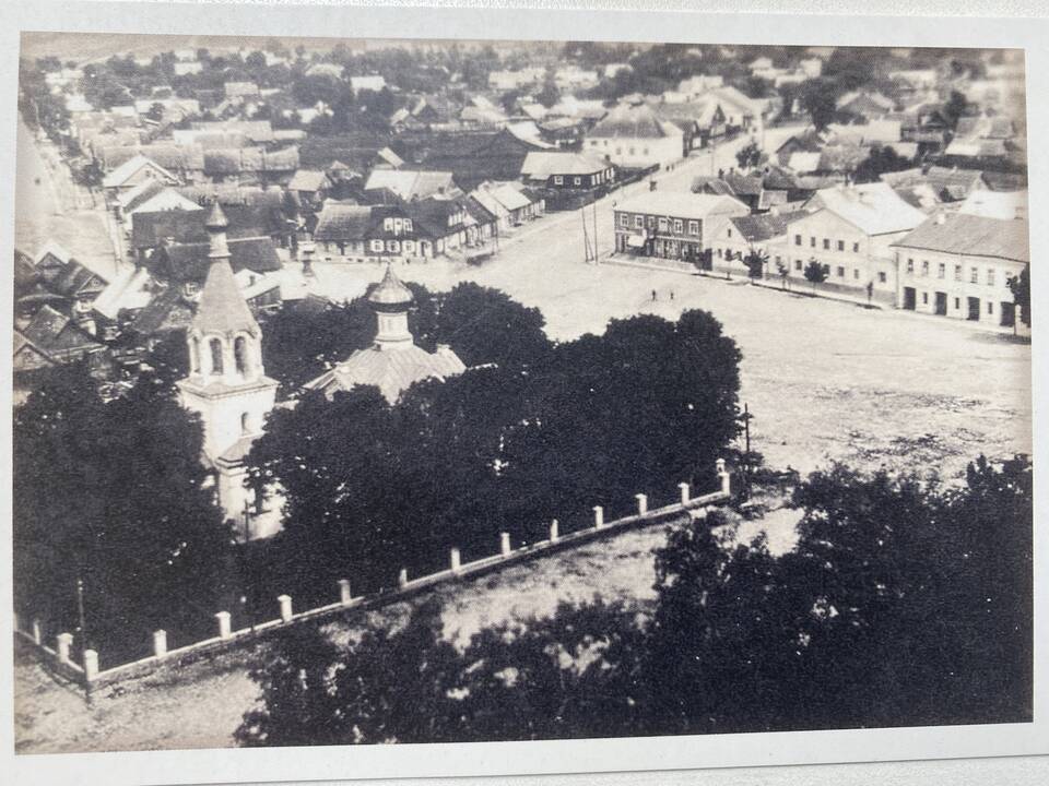 Vaizdas: įsigijęs seną atviruką su Zarasų kraštu, R.Keršys stengiasi identifikuoti jame užfiksuotas vietas, jas nufotografuoja.