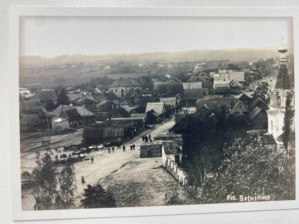 Vaizdas: įsigijęs seną atviruką su Zarasų kraštu, R.Keršys stengiasi identifikuoti jame užfiksuotas vietas, jas nufotografuoja.